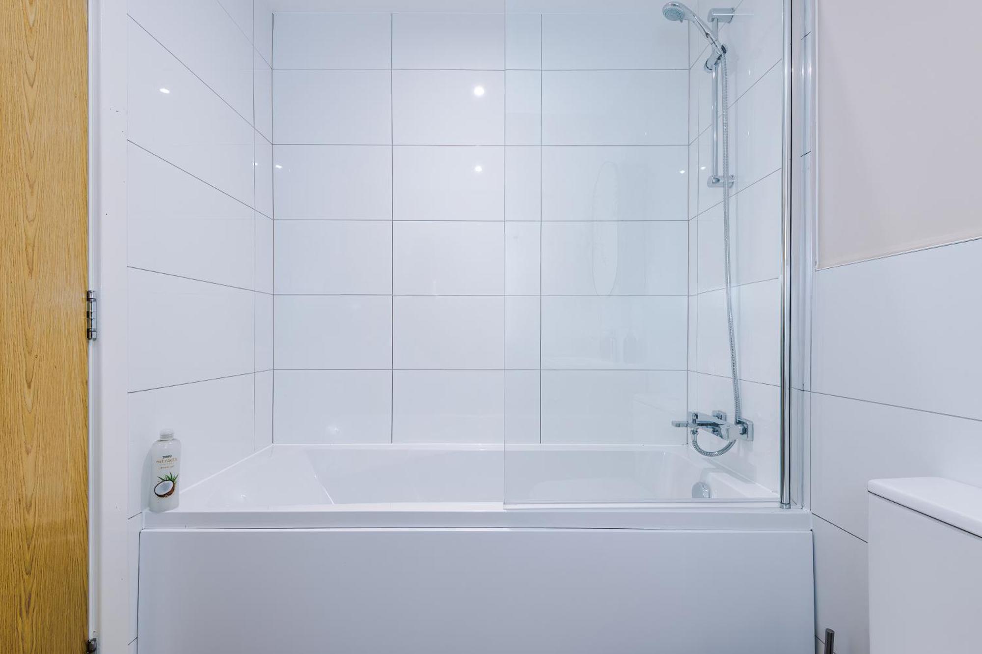 Deluxe New Build 2 Bedroom 2 Bathroom Apartment - Free Secure Parking Manchester Bagian luar foto